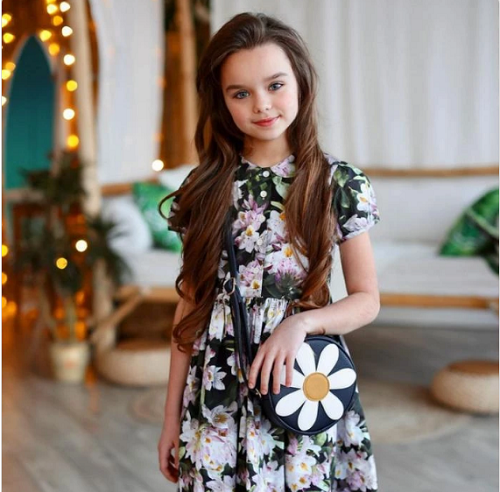 Mẹ của em chia sẻ, Anastasia Knyazeva tỏ ra ngạc nhiên khi các bạn cùng trường tiếp cận trong giờ nghỉ. Em vui và cảm thấy tự tin hơn khi được mọi người tán dương xinh đẹp.