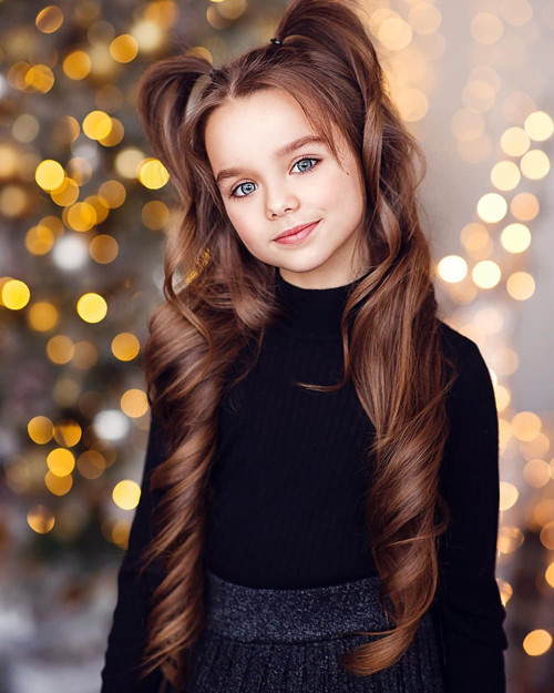 Thật may mắn, Anastasia Knyazeva vẫn có cuộc sống giống như các bạn cùng tuổi. Bé được bố mẹ cho học tại trường công lập và không thực sự hiểu mức độ nổi tiếng của mình.