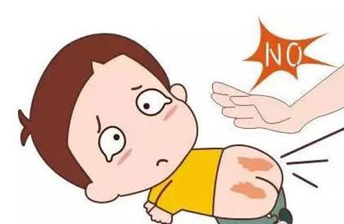 Một lý do không nên đánh vào mông trẻ là bộ phận này rất gần với cột sống. Trong khi đó, mô não trong hộp sọ kết nối với cột sống. Cha mẹ không kiềm chế được cơn giận, dùng sức quá mạnh khiến mông trẻ bị tác động đột ngột. Lực đánh truyền qua cột sống có thể gây ra các biến dạng của hộp sọ, gây thiệt hại cho thân não, ảnh hưởng đến trí tuệ bé.
