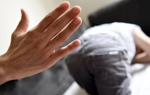 Mặt khác, đánh vào mông khiến trẻ đau đớn, lăn lộn phản ứng. Bố mẹ không để ý có thể làm tổn thương vùng nhạy cảm của bé. Nhiều trường hợp, vết thương nghiêm trọng không thể cứu vãn.