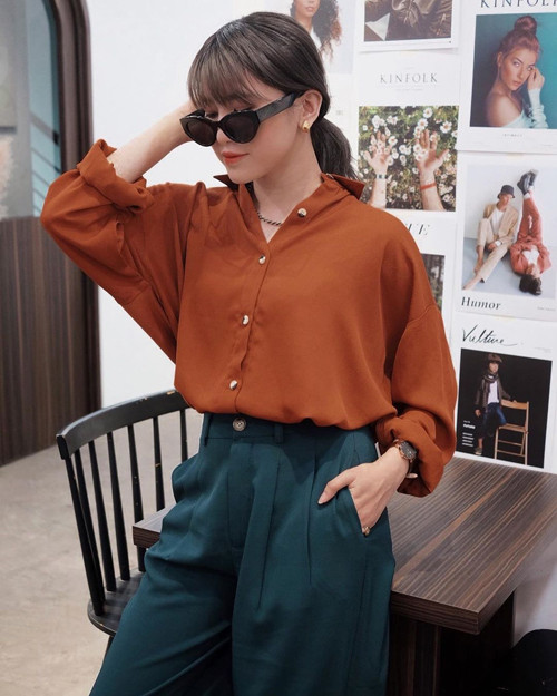 Áo sơ mi oversize với kích thước thân áo lớn hơn mang lại sự thay đổi đáng kể. Nó khiến người mặc thoải mái, đồng thời tạo cảm giác giản dị, phóng khoáng. Điều đặc biệt, áo sơ mi oversize vẫn giữ được sự nghiêm túc cần có song không hề nhàm chán. Người mặc dễ dàng thể hiện được cá tính, gu thời trang của mình.