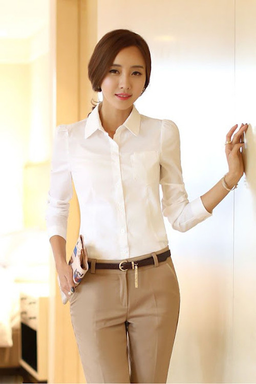 Theo đó, những chiếc áo công sở thường được thiết kế vừa vặn phần vai, eo và thân áo. Khi lên đồ, áo sơ mi mang lại vẻ ngoài gọn gàng, chuyên nghiệp. Tuy vậy, áo sơ mi rất dễ gây nhàm chán, hiệu ứng trang trọng khiến các bạn gái trở nên cứng nhắc hơn.