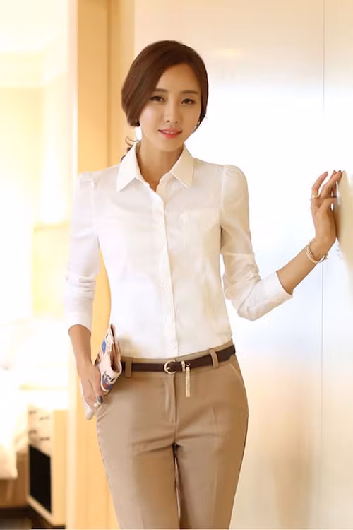 Theo đó, những chiếc áo công sở thường được thiết kế vừa vặn phần vai, eo và thân áo. Khi lên đồ, áo sơ mi mang lại vẻ ngoài gọn gàng, chuyên nghiệp. Tuy vậy, áo sơ mi rất dễ gây nhàm chán, hiệu ứng trang trọng khiến các bạn gái trở nên cứng nhắc hơn.