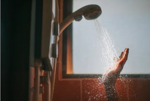 3. Tắm nước ấm. Tắm nước ấm không chỉ giúp cơ thể thả lỏng, thư giãn mà còn làm giảm nhiệt độ cơ thể sau khi bước ra khỏi phòng tắm. Trong khi đó, nhiệt độ cơ thể hạ rất có lợi cho việc đi vào giấc ngủ.