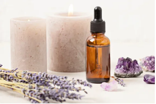 1. Ngửi tinh dầu oải hương. Tạp chí Nghiên cứu Sinh học và Y tế cho biết, tinh dầu oải hương có tác dụng thư giãn. Nó cũng rất hữu ích cho việc ngủ lại nếu thức dậy nửa đêm. Để nhận được lợi ích này, bạn chỉ cần khuếch tán tinh dầu trong phòng ngủ chừng 30 phút. Hít thở tinh dầu giúp bạn ngủ sâu và tràn đầy sinh lực khi thức dậy. Để thuận tiện, bạn nên trữ sẵn 1 chai tinh dầu trên đầu giường để sử dụng khi cần.
