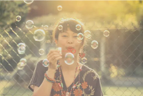 7. Thổi bong bóng. Giáo sư thần kinh học Rachel Marie E. Salas hiện công tác tại Đại học Johns Hopkins cho biết, thổi bong bóng có tác dụng như một bài tập thở, giúp cơ thể và trí não thả lòng. Duy trì trạng thái cảm xúc ổn định thực sự rất có lợi cho cơ thể đi vào giấc ngủ.