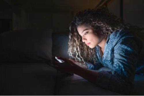 6. Tắt các thiết bị điện tử. Ánh sáng xanh phát ra từ màn hình các thiết bị điện tử như điện thoại, ti vi, máy tính,... được xem là “kẻ thù” của giấc ngủ ban đêm. Theo chuyên gia, ánh sáng xanh có thể gia tăng các bước sóng ngắn trong não, ngăn cơ thể tiết hormone melatonin giúp bạn đi vào giấc ngủ. Vì vậy, để không bị đánh thức, gián đoạn giấc ngủ vì các thiết bị điện tử, bạn nên chủ động tắt các thiết bị này trước khi ngủ. Đặt chúng ở xa vị trí giường nằm.