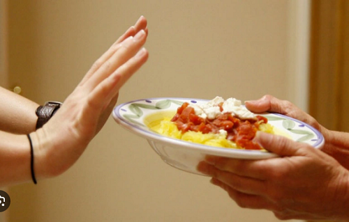 Bỏ bữa sáng. Bỏ bữa sáng không chỉ khiến bạn thiếu năng lượng để khởi động ngày mới mà còn là nguyên nhân khiến bạn khó kiểm soát cân nặng. Theo chuyên gia, bỏ bữa sáng khiến cơ thể có nhu cầu ăn nhiều hơn vào bữa trưa và tối, khiến tổng calo nạp vào cơ thể tăng. (Ảnh: ABLW, minh họa)