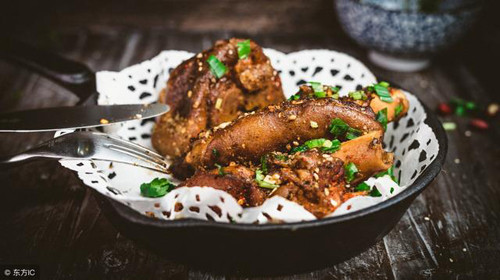 Ăn đêm. Ăn quá nhiều buổi tối, không vận động khiến năng lượng dư thừa chuyển hóa thành chất béo, tích trữ trong cơ thể.