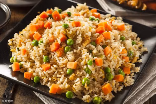 Thường dùng đồ ăn nhanh. Đồ ăn nhanh chứa nhiều chất béo và calo, ăn thường xuyên khiến cơ thể nạp lượng calo khổng lồ, dễ gây béo phì. Một nhược điểm khác của đồ ăn nhanh là chúng cung cấp dinh dưỡng không đa dạng, dễ khiến cơ thể thiếu hụt dưỡng chất. Để giảm cân hiệu quả, bạn nên ăn đa dạng thực phẩm, kiểm soát lượng calo nạp vào.