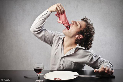 Ăn quá nhanh. Khi ăn chậm, não bộ có đủ thời gian để xử lý tín hiệu no do các hormone cơ thể phát ra khi dạ dày căng lên, chỉ đạo ngừng ăn. Thực vậy, phải mất tới 20 phút để não nhận thấy cơ thể đã ăn đủ. Ăn quá nhanh khiến não bộ không kịp phản ứng. Bạn sẽ nạp lượng thức ăn nhiều hơn mức cần thiết, khiến calo dư thừa và ngày càng tăng cân.