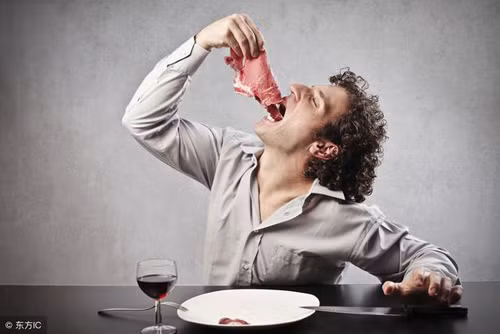 Ăn quá nhanh. Khi ăn chậm, não bộ có đủ thời gian để xử lý tín hiệu no do các hormone cơ thể phát ra khi dạ dày căng lên, chỉ đạo ngừng ăn. Thực vậy, phải mất tới 20 phút để não nhận thấy cơ thể đã ăn đủ. Ăn quá nhanh khiến não bộ không kịp phản ứng. Bạn sẽ nạp lượng thức ăn nhiều hơn mức cần thiết, khiến calo dư thừa và ngày càng tăng cân.