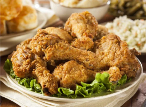 3. Thực phẩm chiên. Thực phẩm chiên dễ ỉu, ngậm nước sau khi rã đông. Baker giải thích thực phẩm chiên có kết cấu giòn do chứa nhiều dầu. Quá trình đông lạnh khiến lượng dầu đông đặc lại, kết quả là món ăn mất đi độ giòn ban đầu. Không chỉ ảnh hưởng đến độ giòn, trữ đông còn khiến món ăn gần như mất đi hương vị ban đầu.