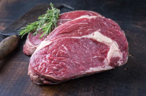 4. Thịt từng rã đông. Trữ đông thịt là cách giữ cho thực phẩm được lâu hơn. Vậy nhưng, thịt chỉ nên trữ đông 1 lần, tuyệt đối không tái đông lạnh thịt đã rã đông. Đông lạnh và rã đông thịt nhiều lần có thể gây ra sự thay đổi màu sắc, mùi, vị, không giữ được nước và tăng quá trình oxy hóa chất béo gây ra ảnh hưởng đến chất lượng protein trong thịt.