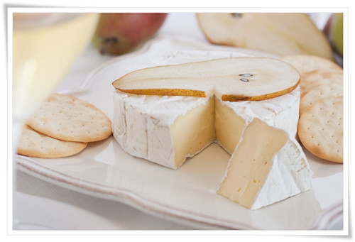 Tuy nhiên, đông lạnh các loại phô mai mềm như brie và camembert có thể khiến chúng "trở nên vụn và mất kết cấu" do cấu trúc phân tử thay đổi trong môi trường tủ đông. Để có lợi, bạn nên mua phô mai theo từng phần nhỏ, phù hợp với nhu cầu, sử dụng chúng trong vài ngày sau khi mua.