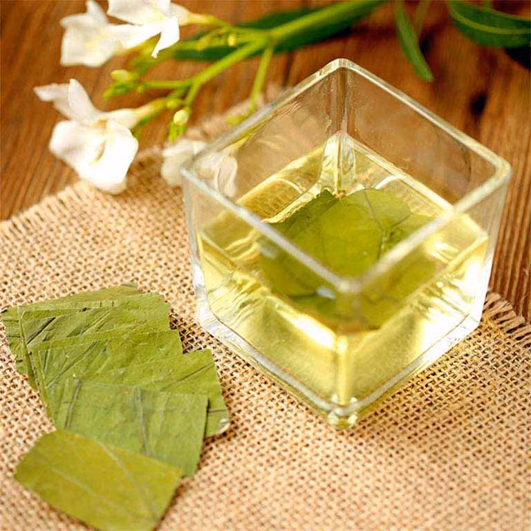 Ngoài taurine, lá sen còn chứa L-carnitine. Đây là loại axit amin giúp giảm cân bằng cách phá vỡ các liên kết của thành tế bào chất béo. L-carnitine còn tăng cường quá trình trao đổi chất trong tế bào bằng cách sử dụng chất béo như một loại năng lượng cho tế bào hoạt động.