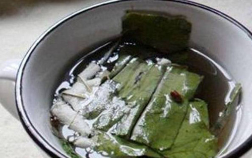 Theo Aerobic Exercise, lá sen có thể dùng tươi hoặc khô để hãm lấy nước uống. Khi chọn, nên chọn lá sen non hoặc bánh tẻ, tránh mua lá sen già. Chọn sen ở những đầm sạch, không ô nhiễm, rửa sạch trước khi dùng. Khi pha trà lá sen, bạn có thể cho một lá sen cho vào ấm, rót nước sôi hãm từ 5-6 phút.