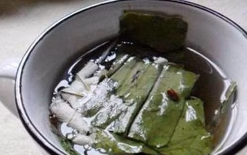 Theo Aerobic Exercise, lá sen có thể dùng tươi hoặc khô để hãm lấy nước uống. Khi chọn, nên chọn lá sen non hoặc bánh tẻ, tránh mua lá sen già. Chọn sen ở những đầm sạch, không ô nhiễm, rửa sạch trước khi dùng. Khi pha trà lá sen, bạn có thể cho một lá sen cho vào ấm, rót nước sôi hãm từ 5-6 phút.