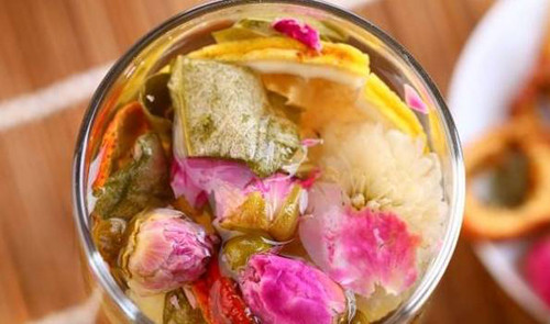 Trà lá sen có thể uống nóng hoặc lạnh tùy vào sở thích. Tuy nhiên, trà lá sen chỉ mang lại tác dụng hỗ trợ giảm cân ở lần hãm đầu, những lần sau gần như không có tác dụng. Để nhận được tác dụng hỗ trợ giảm cân, bạn có thể hãm 1-2 lá sen mỗi ngày, mỗi lần 1 lá, uống 1 tách trước khi đi ngủ.