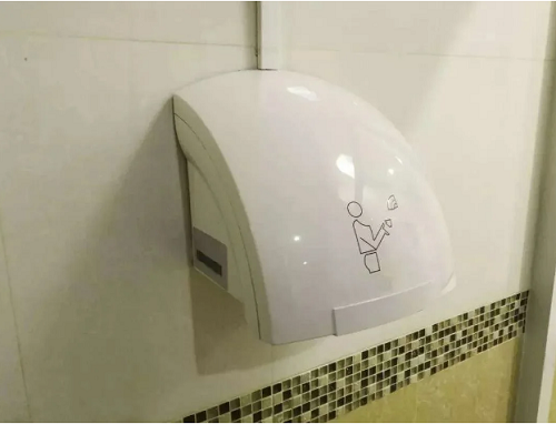 2. Máy sấy khô. Máy sấy khô được xem là “ổ” chứa vi khuẩn trong nhà vệ sinh công cộng. Các nhà khoa học của Đại học Connecticut (Mỹ) chỉ ra rằng, máy sấy tay bằng khí nóng có thể “hít” vi khuẩn và bào tử vi khuẩn văng ra từ phân khi xả nước trong nhà vệ sinh. Khi máy sấy khô khởi động, nó không chỉ “phun” vi khuẩn lên tay mà còn có thể “phủ” lên toàn bộ cơ thể.