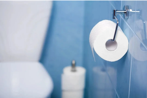 3. Khăn giấy. Khăn giấy đặt trong không gian nhà vệ sinh công cộng thực sự là nơi trú ngụ lý tưởng cho các vi khuẩn. Điều đáng bàn, khăn giấy thường đặt gần bồn cầu. Mỗi khi người dùng xả nước, vi khuẩn càng có nhiều cơ hội bám và tích tụ trên bề mặt khăn giấy.