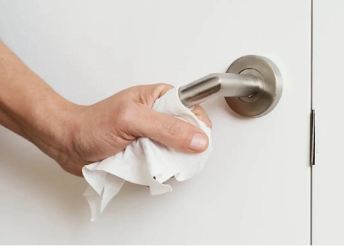 Để ngăn ngừa nhiễm khuẩn từ tay nắm cửa toilet công cộng, bạn nên dùng khăn giấy cá nhân để lót trước khi tiếp xúc. Ngoài ra, bạn có thể dùng khăn ướt của mình để lau sạch bên trong và bên ngoài trước khi chạm vào.