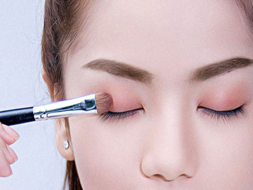 6. Trang điểm mắt đúng cách. Trang điểm mắt là phần khó nhất khi makeup mùa hè vì mồ hôi dễ làm trôi phấn, tạo những nếp nhăn trên mí. Khi thực hiện, bạn nên làm sạch kĩ bằng nước tẩy trang sao cho loại bỏ hoàn toàn bụi bẩn hoặc bất kỳ sản phẩm làm đẹp nào trước đó còn sót lại. Đợi mi khô bắt đầu thoa lớp kem lót mắt mỏng, tiếp đó thêm phấn mắt.