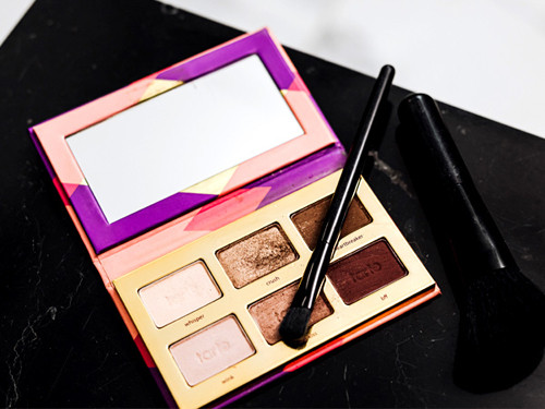 2. Chọn sản phẩm trang điểm không thấm nước. Nếu không ngồi phòng lạnh, da bạn sẽ liên tục đổ mồ hôi khi nhiệt độ môi trường tăng cao. Để lớp trang điểm không trôi, bạn nên sử dụng các sản phẩm trang điểm không thấm nước như phấn nền, mascara, bút kẻ mắt dạng bột,... Những sản phẩm này không bị mồ hôi làm trôi, tồn tại lâu hơn.