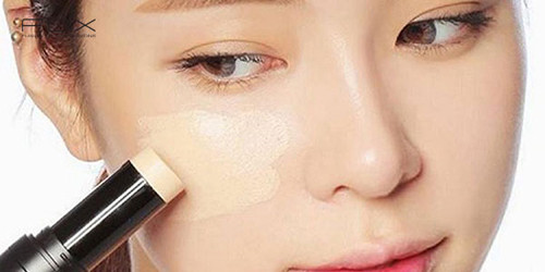 4. Sử dụng các sản phẩm có kết cấu lì. Mùa hè, bạn nên sử dụng các sản phẩm trang điểm có kết cấu lì để giữ được lâu hơn. Tránh sử dụng các sản phẩm làm đẹp gốc huyết thanh, kem,... vì chúng có thể làm da bạn bóng hơn mức cần thiết. Nếu muốn da rạng rỡ hơn, bạn có thể dặm chút má hồng và tô son nhẹ nhàng.