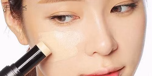 4. Sử dụng các sản phẩm có kết cấu lì. Mùa hè, bạn nên sử dụng các sản phẩm trang điểm có kết cấu lì để giữ được lâu hơn. Tránh sử dụng các sản phẩm làm đẹp gốc huyết thanh, kem,... vì chúng có thể làm da bạn bóng hơn mức cần thiết. Nếu muốn da rạng rỡ hơn, bạn có thể dặm chút má hồng và tô son nhẹ nhàng.