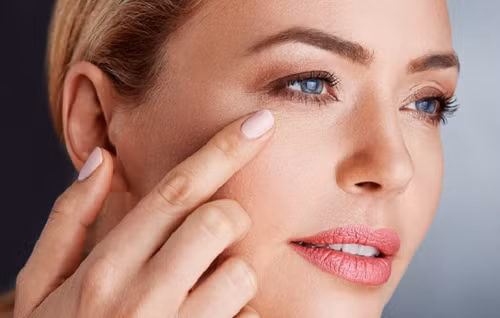 Da thường xuyên bị phủ bởi vi khuẩn, chất ô nhiễm, vi rút, bụi bẩn và tế bào da chết. Rửa mặt hàng ngày giúp loại bỏ tạp chất, mang lại vẻ tươi trẻ cho làn da. Nếu không rửa sạch, lỗ chân lông dễ bị bít tắc, gây viêm da, nổi mụn. Mặt khác, da bị phủ bởi lớp bụi dày sẽ khiến các sản phẩm chăm sóc da khác khó có thể thẩm thấu vào da, nỗ lực dưỡng da trở nên vô ích. (Ảnh: ABLW, Boldsky, minh họa)