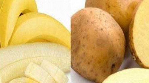 Khoai tây và chuối đều là thực phẩm lành tính song kết hợp với nhau có thể kích thích quá trình trao đổi chất của da, dễ hình thành mụn trên mặt.