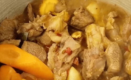 Bí ngô với thịt cừu vị rất ngon song không có lợi cho sức khỏe. Nguyên nhân bởi cả hai thực phẩm đều có tính ấm, ăn cùng nhau dễ khiến cơ thể bốc hỏa. Không chỉ bí ngô, thịt cừu cũng không nên kết hợp với các gia vị có tính nóng như tiêu, gừng, ớt.