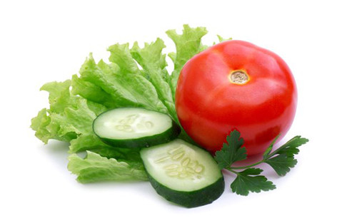 Dưa leo và cà chua thường dùng chế biến salad, ăn chung rất ngon song lại không có lợi cho sức khỏe. Nghiên cứu chỉ ra, cà chua chứa nhiều vitamin C trong khi dưa leo chứa men có thể phân giải lượng vitamin C có trong cà chua. Bằng cách này, cơ thể không nhận được lượng vitamin C hữu ích.