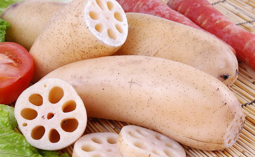 So với ngoại ẩm, nội ẩm nguy hiểm hơn nhiều, chủ yếu liên quan đến thực phẩm tiêu thụ, do tạng phủ rối loạn, không chuyển hóa được nước trong cơ thể một cách bình thường dẫn đến ẩm ướt trầm trọng.