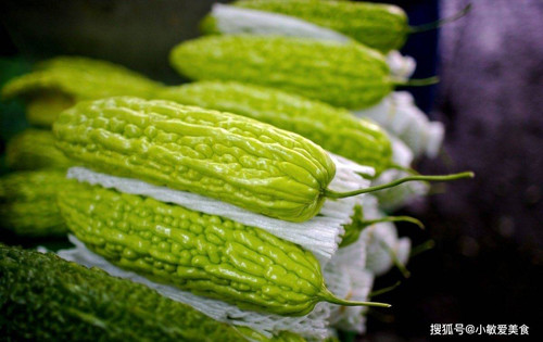 1. Mướp đắng. Mướp đắng có vị đắng song vẫn được nhiều người ưa thích bởi giá trị dinh dưỡng phong phú. Vậy nhưng, cơ thể có dấu hiệu ẩm ướt thì không nên ăn nhiều. Nguyên nhân bởi mướp đắng là thực phẩm tính lạnh, ăn nhiều sẽ khiến tỷ vị hư nhược, tích tụ độ ẩm dẫn đến sinh bệnh.