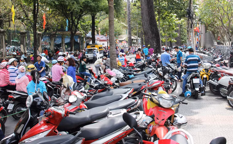 Các bãi giữ xe trên những tuyến đường xung quanh Thảo cầm viên chật kín khiến nhân nhân viên phải từ chối nhận thêm xe.