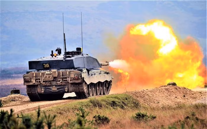 Hỏa lực phụ gồm súng máy đồng trục L94A1 cỡ 7,62mm bên trái tháp pháo với tốc độ bắn 520-550 viên/phút, súng máy L37A2 7.62mm (hoặc cỡ 12,7mm) xe bên trên tháp pháo, có thể điều khiển từ bên trong xe.