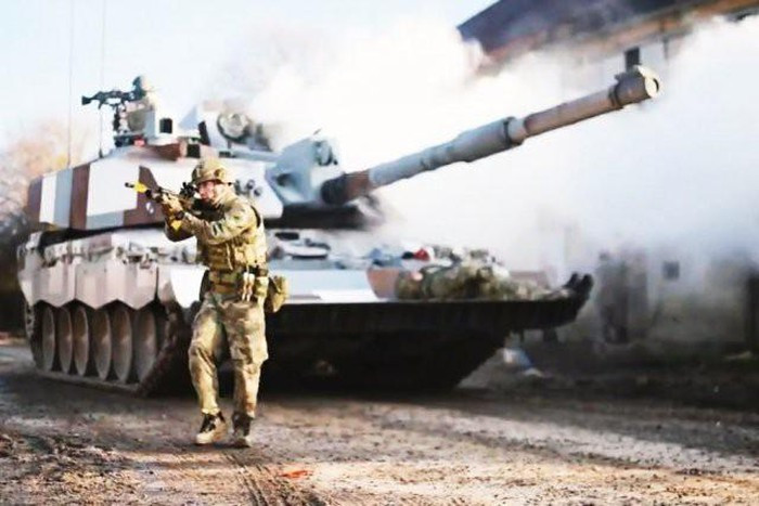 Một số chuyên gia cho rằng các trận chiến của thế kỷ 21 dự kiến diễn ra tại khu vực đô thị, nơi vai trò của công nghệ cùng tác chiến trên không gian và chiến tranh thông tin được tăng cường.