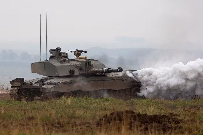 Trong chiến tranh Iraq năm 2003, không một chiếc Challenger 2 nào bị phá hủy hoàn toàn, trong khi một số xe tăng M1 Abram của Mỹ đã bị hỏa lực Iraq bắn cháy. Một chiếc Challenger 2 đã hứng chịu 14 phát RPG-7 ở cự ly gần cùng một quả tên lửa chống tăng MILAN gây hư hỏng hệ thống trinh sát; kíp lái an toàn sau vụ tấn công, còn chiếc tăng chỉ mất 6 giờ để sửa chữa hệ thống ngắm trước khi trở lại phục vụ. Một Challenger 2 khác cũng bị bắn đến 70 phát RPG-7 gần Basra nhưng vô sự. Đây là một kỳ tích mà chưa có bất cứ chiếc xe tăng nào khác làm được.