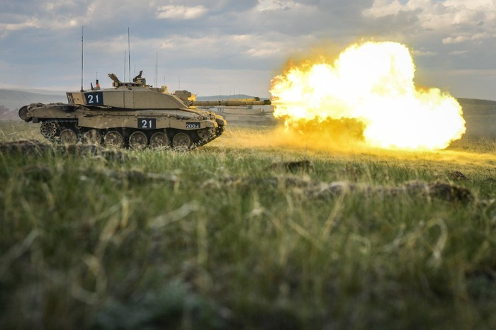 Xe tăng chiến đấu chủ lực Challenger 2 dùng pháo 120mm L30A1 rãnh xoắn, tuy có ưu điểm cho sơ tốc đầu nòng cao, bắn chính xác nhưng dễ bị mài mòn, khó chế tạo hơn pháo nòng trơn.