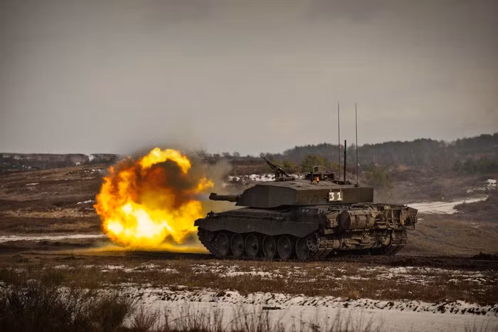 "Challenger 2 được biên chế mà không trải qua lần nâng cấp lớn nào kể từ năm 1998. Trong khi đó, Mỹ, Đức và Đan Mạch triển khai hai đợt nâng cấp lớn, Nga cho ra mắt 5 biến thể mới và mẫu thứ 6 đang chờ ra mắt", ông Mordaunt nói.