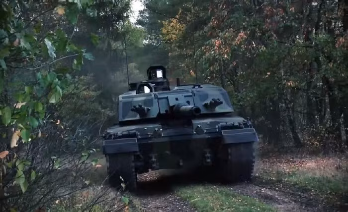 "Toàn bộ 227 xe tăng Challenger 2 già cỗi của Anh có thể bị loại bỏ trong quá trình đánh giá về chính sách đối ngoại và quốc phòng đang được chính phủ tiến hành", tờ Times ngày 25/8 dẫn nguồn tin chính phủ Anh cho hay.