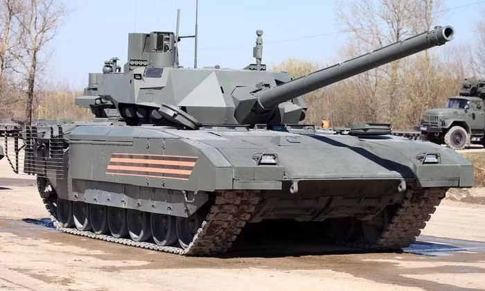 Trang News Inform viết thêm: "Xe tăng T-14 Armata sẽ mang pháo 152 mm thay vì 125 mm như hiện tại. Ngoài ra kíp lái sẽ được hỗ trợ bởi các khí tài tinh vi để đưa ra phản ứng nhanh hơn trong tình huống tác chiến".