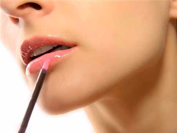 5 sự thật chị em nhất định phải biết về son dưỡng môi - Hình 2 5 su that chi em nhat dinh phai biet ve son duong moi-Hinh-2