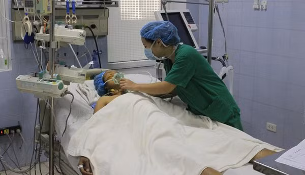 Bác sĩ tròn mắt vì mạch máu nữ bệnh nhân 36 tuổi phình to như cái bát Bac si tron mat vi mach mau nu benh nhan 36 tuoi phinh to nhu cai bat