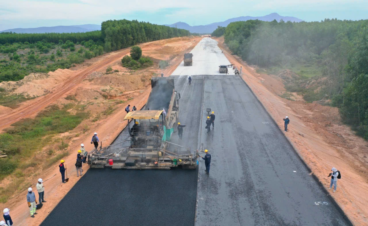 Cao tốc Quảng Ngãi – Hoài Nhơn bắt đầu thảm nhựa, lên hình hài Cao toc Quang Ngai – Hoai Nhon bat dau tham nhua, len hinh hai