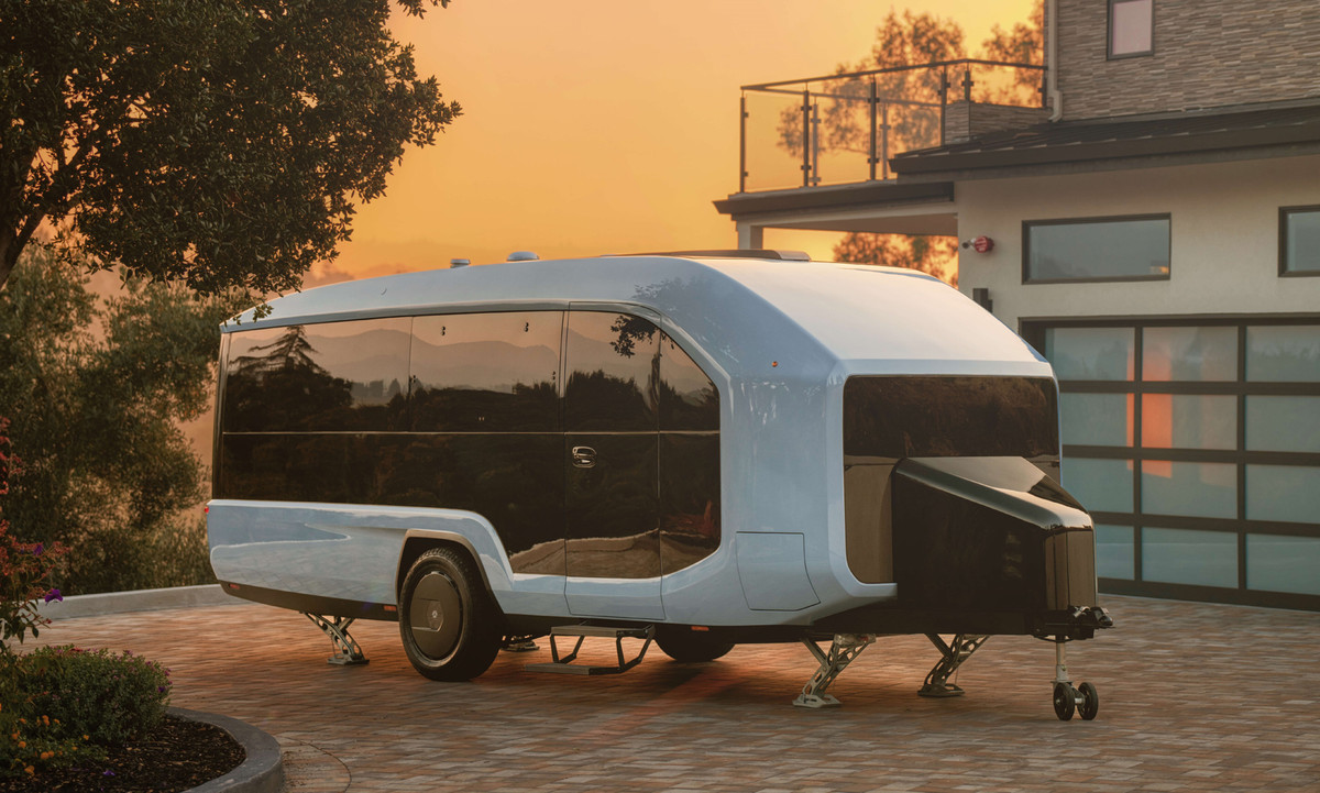 Pebble Flow là chiếc rơ-moóc cắm trại 2 động cơ được cung cấp năng lượng đẩy được trọng lượng của chính nó và sạc điện cho ô tô của bạn bằng tấm pin mặt trời. Khi xe điện trở nên phổ biến thì cách dã ngoại, cắm trại cũng trở nên khác biệt. Ảnh: NSX.
