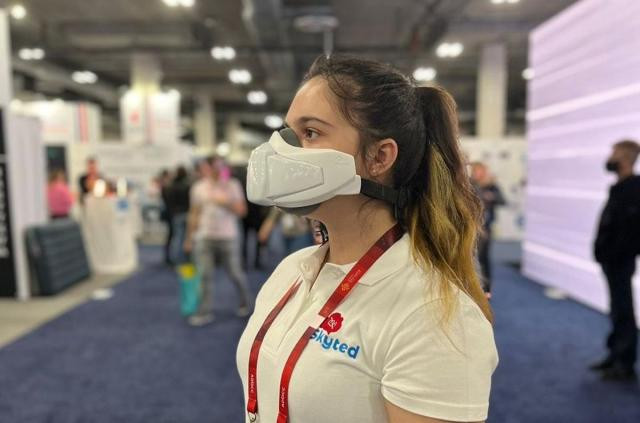 Mặt nạ giảm thanh Skyted Voice cung cấp cho bạn giải pháp để nói chuyện điện thoại không gây phiền cho người xung quanh như lúc đang họp, đang trên xe buýt hay tránh sự tọc mạch không đáng có của những kẻ nghe lỏm. Ảnh: NSX.