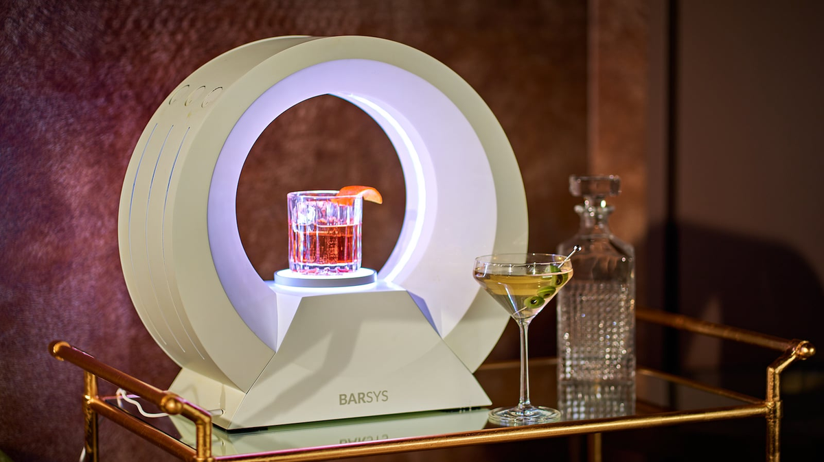 Robot pha chế Barsys 360 khiến cho việc tạo đồ uống của bạn trở nên hết sức đơn giản. Bạn nạp các nguyên liệu vào thì ứng dụng sẽ đưa ra danh sách các món để lựa chọn và bạn chỉ việc bấm nút rồi đợi thưởng thức. Ảnh: NSX.